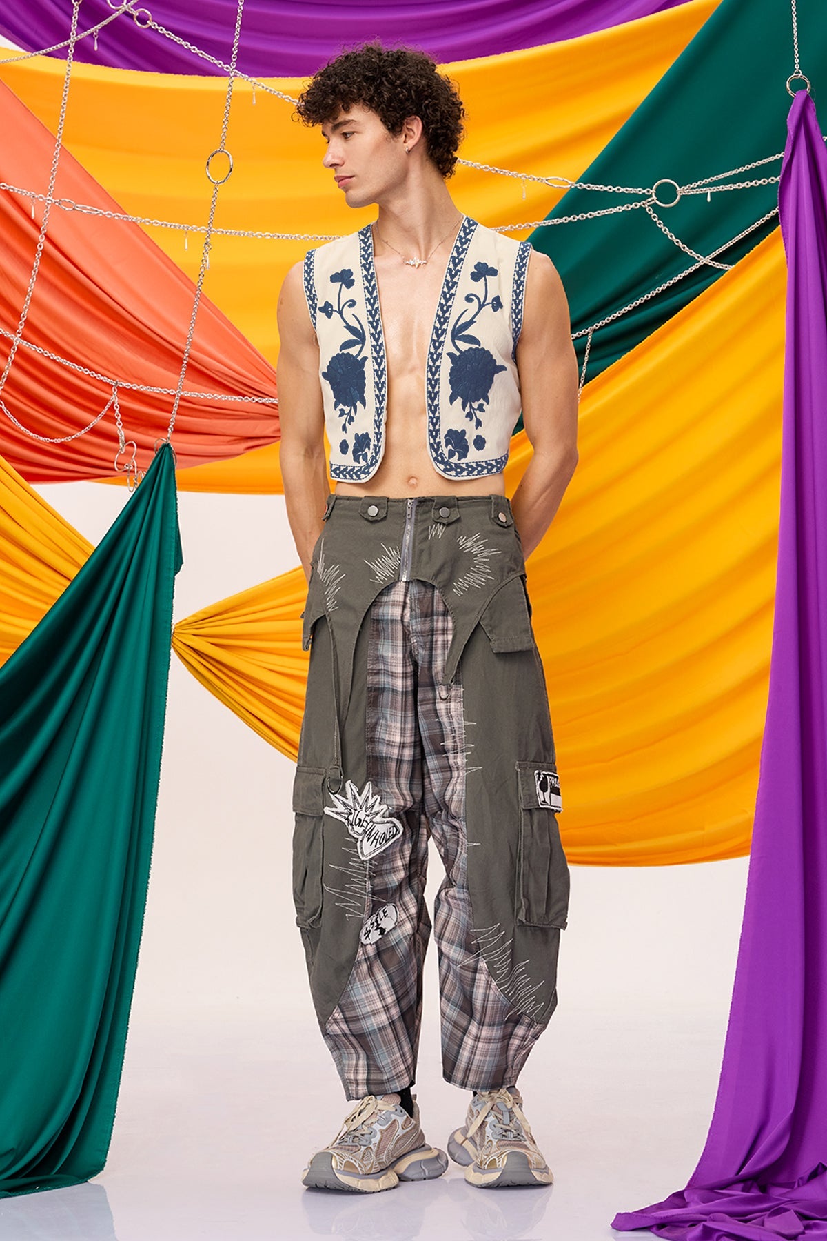 Mild Line Embroidery Floral Vest