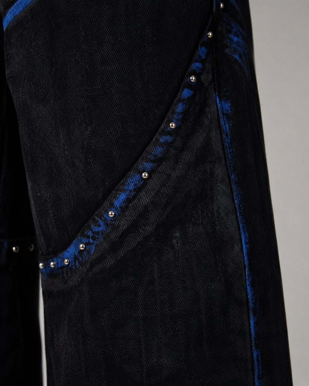 Dark American-Style Cut Studded Cropped Jeans
