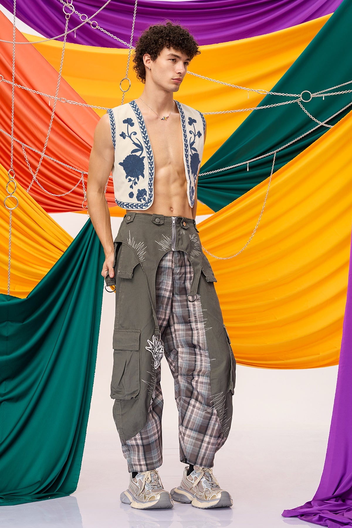 Mild Line Embroidery Floral Vest