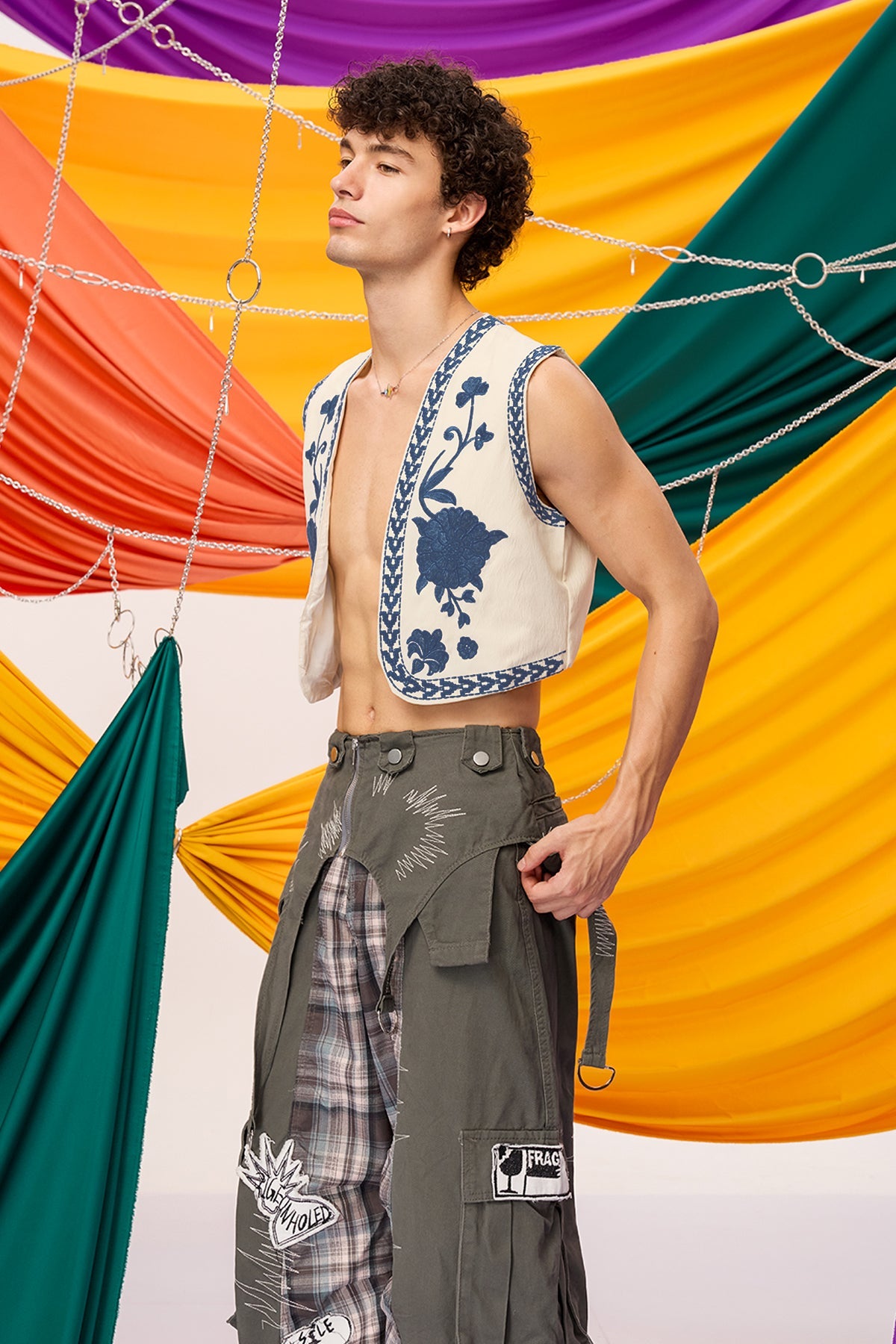 Mild Line Embroidery Floral Vest