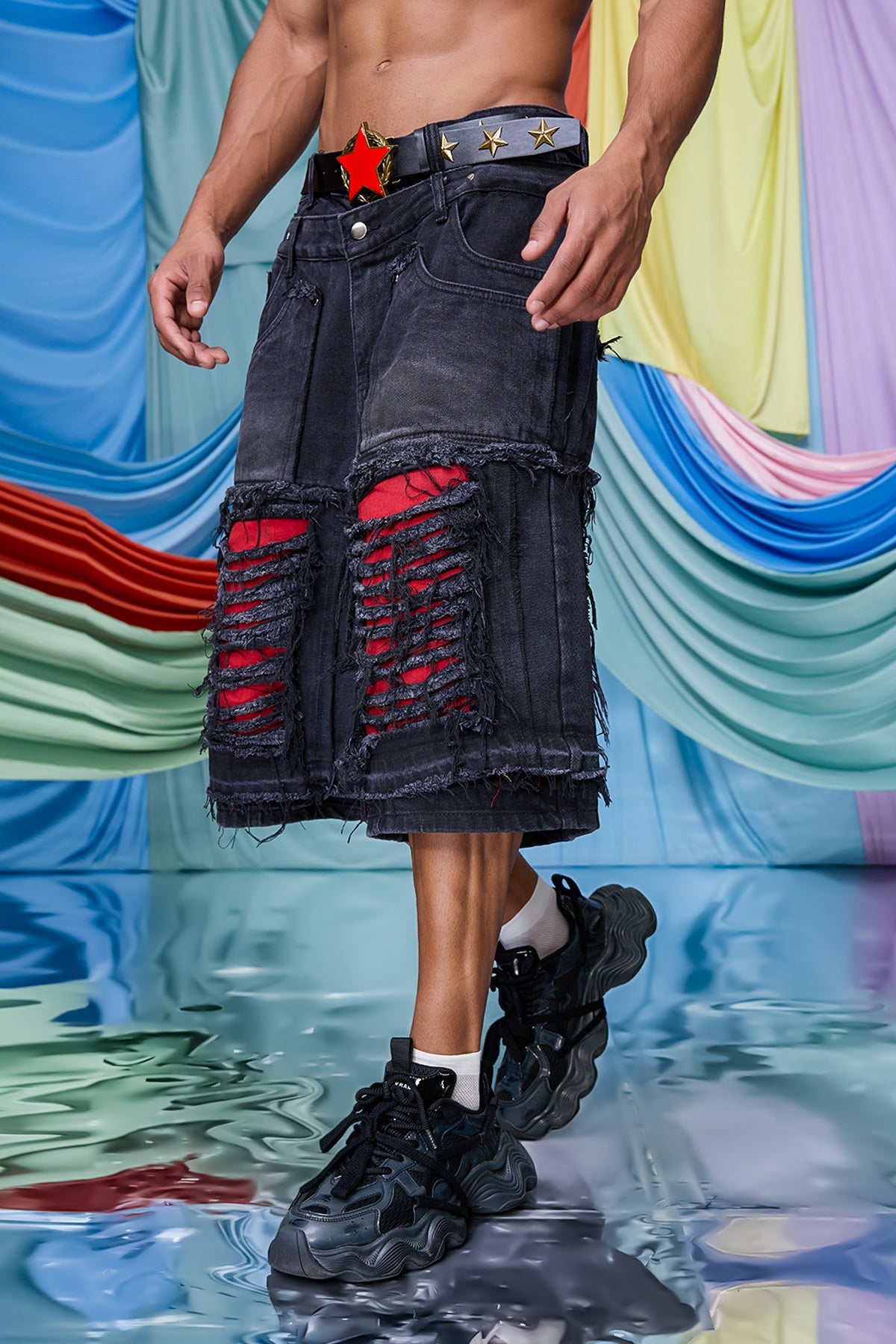 Muted Rinse Ripped Capri Jeans Black